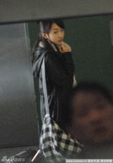 组图：周冬雨无明星架子自提行李 张艺谋副导亲护驾