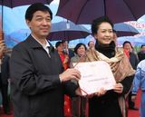 组图：彭丽媛青涩旧照回顾 外媒赞其形象姣好