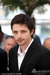 幻灯：《蒙彼利埃公主》记者会 导演轻吻女主演香肩