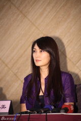 组图：孟广美澄清发布会鞠躬落泪