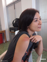 组图：江若琳为新片苦练举重 拍摄不慎砸伤后背