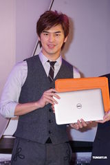 组图：陈柏霖视频聊天维系感情 工作中过白色情人节