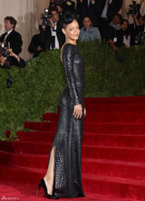 高清组图：蕾哈娜黑色露背礼服亮相时装庆典