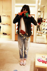 组图：陈燃客串主持介绍时尚理念 逛店卖萌显童心