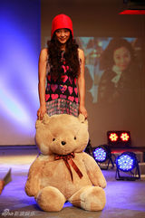 组图：苏岩《时尚装苑》明星T台秀 凸显百变特质