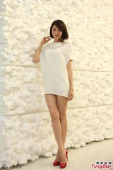 组图：吴亚馨拍宣传照秀美腿 似已走出过去阴影