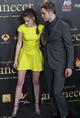 组图：《暮光4》马德里首映 斯图尔特与帕丁森亲密贴脸