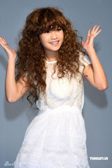 幻灯图集：杨丞琳长卷发似洋娃娃 白蕾丝裙可爱