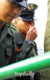 组图：玄彬29日上午乘船前往服役地白翎岛