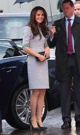 组图：威廉夫妇亮相首映礼 王子为凯特撑伞秀甜蜜