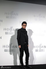 组图：贾乃亮展优质魅力 出席活动黑框混搭抢眼  