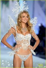 组图:维密年度大秀开幕泰勒献唱 众超模T台斗艳