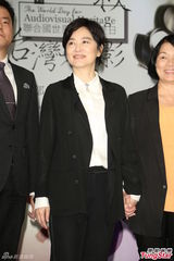 组图：林青霞返台风韵迷人 看曾经接吻镜头大笑