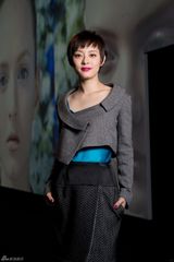 组图：孙俪巴黎观秀 灰色套装展法式优雅