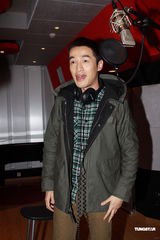 组图：胡歌为追女孩学唱歌 自曝是忘词大王