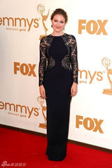 组图：艾美奖红毯 凯莉-麦克唐纳棕榈蕾丝裙端庄