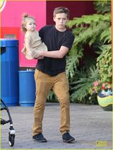 组图：辣妹带4子女出游 布鲁克林抱妹妹帅气成熟