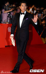 组图：18届釜山国际电影节开幕 女星露股沟抢镜