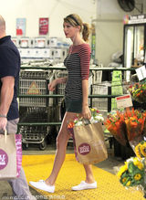 组图：斯威夫特购物耳机不离身 T恤热裤秀长腿