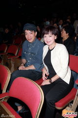 组图：古惑仔五子开唱显本色 伊健小春示爱太太