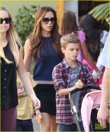 组图：辣妹带4子女出游 布鲁克林抱妹妹帅气成熟