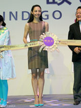 组图：白百何陈羽凡情侣装亮相 十指紧扣秀甜蜜