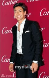 组图：金喜善亮相发型老气 尹恩惠镂空装魁梧