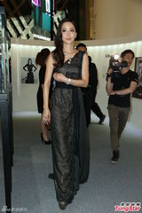 组图：周汶锜黑蕾丝洋装气质出众 力拼双子