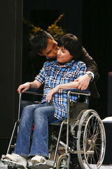 幻灯图：新《毒药》拼演技 无导向性主题引争议