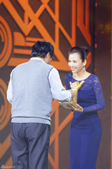 组图：刘涛获年度影视演员奖 蕾丝裙装典雅大方