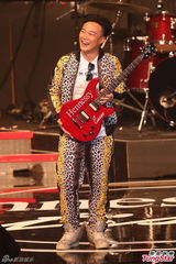 组图：陈奕迅压轴演唱 与女歌手热情拥抱