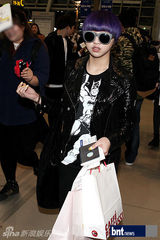 组图：少女时代KARA为赴K-POP演唱会亮相机场