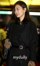 组图：张东健《武士》VIP首映 爱妻与众大腕助阵