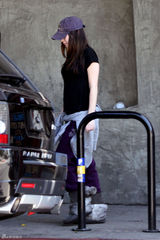 组图：梅根-福克斯街拍 黑色短袖T恤搭配毛靴