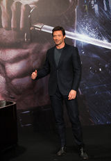 组图：休·杰克曼帅气亮相《金刚狼2》见面会