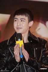 组图：韩国组合2PM抵港 击掌会与歌迷同乐