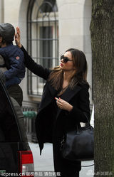 组图：米兰达臭脸与前夫过节 奥兰多变人肉座椅