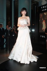 组图：周慧敏曼妙白裙女神范儿 大方秀光滑美背