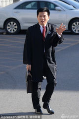 组图：李某某维持原判 梦鸽闯红灯躲避媒体