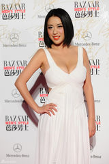 组图：赵铭亮相芭莎男士夜 露“事业线”夺眼球