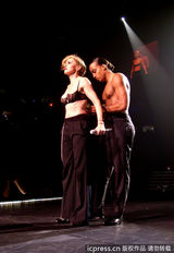 组图：麦当娜上演限制级 边跳边脱蹭猛男