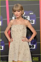 组图：泰勒爆乳红披风献唱 镶钻礼服风骚秀美背