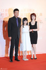 组图：胡军携妻女助阵嫣然认捐病房