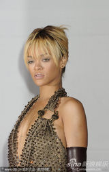 组图：第32届全英音乐奖 蕾哈娜深V露背秀美腿