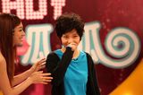 组图：李霄云做节目现场弹唱 曾觉得唱歌声音怪