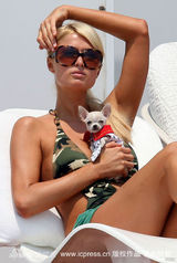 幻灯图集：帕丽斯-希尔顿与宠物狗形影不离