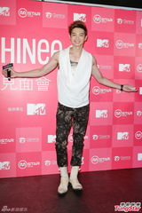 组图：SHINee自曝爱玩网游 成员模仿女生跳舞