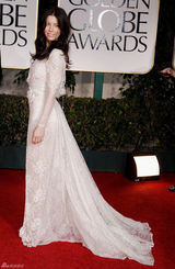 组图：第69届金球奖红毯杰西卡-贝尔高开衩蕾丝裙