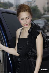 组图：阿娇露肩黑礼服衬白皙肌肤 大秀光洁美背