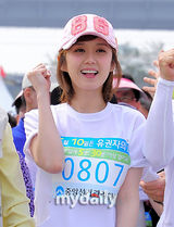 组图：张娜拉参加韩国“选民之日”相关活动